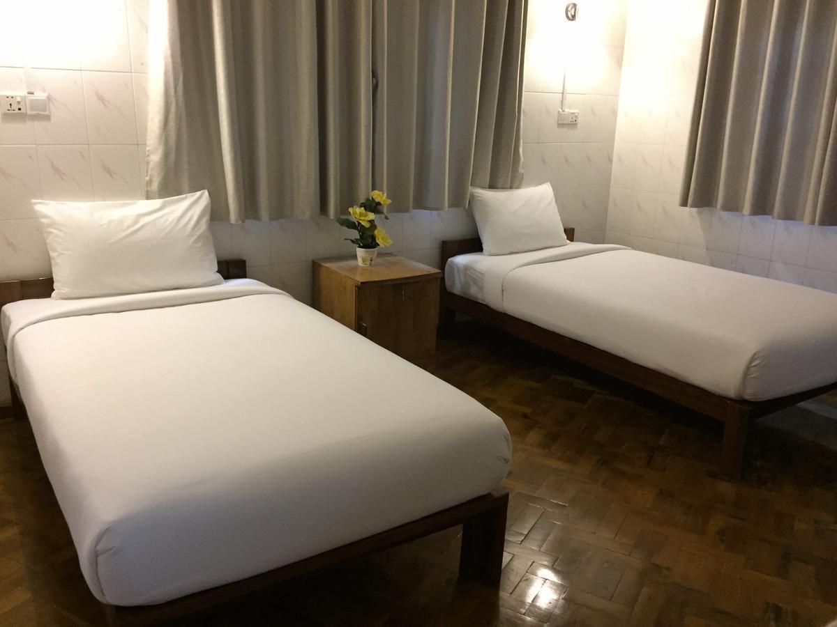 Celia Hostel Мандалей Екстериор снимка