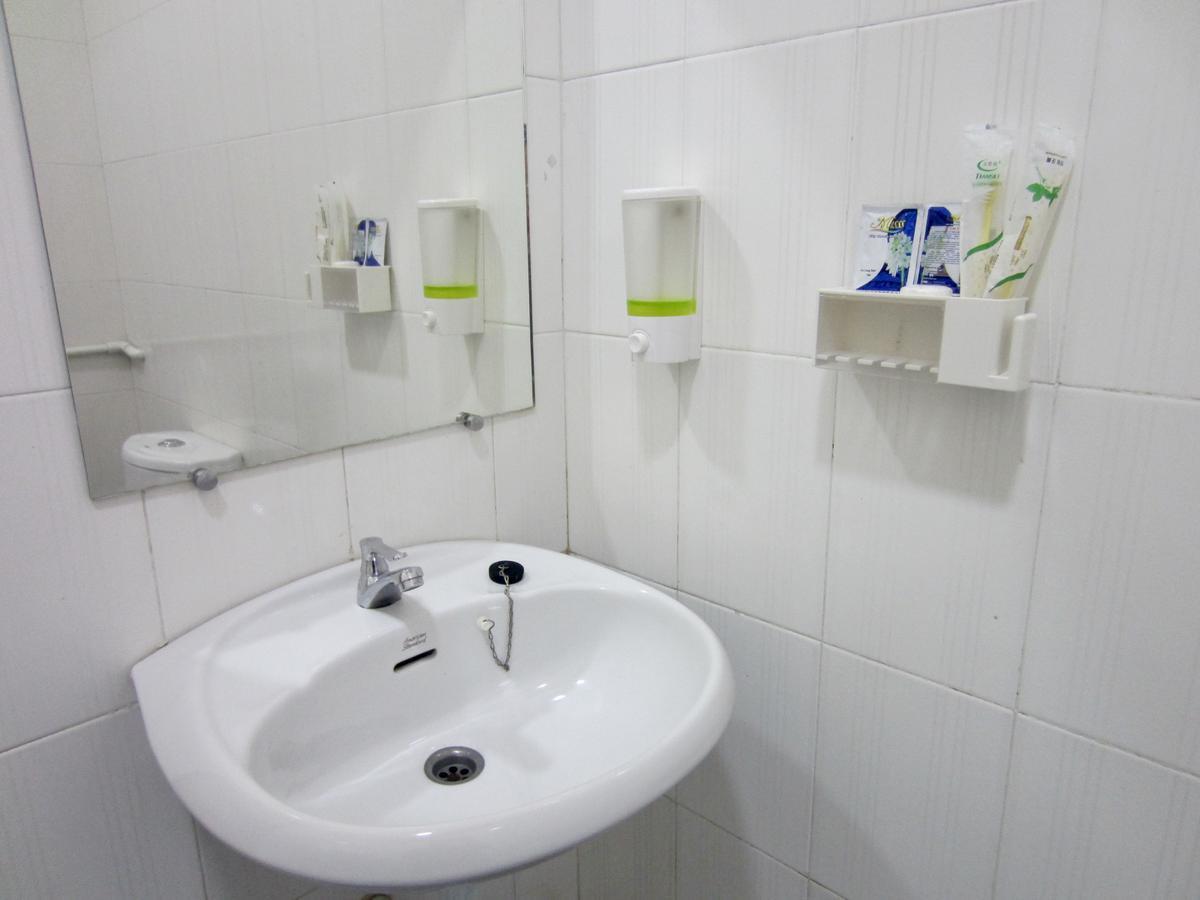 Celia Hostel Мандалей Екстериор снимка