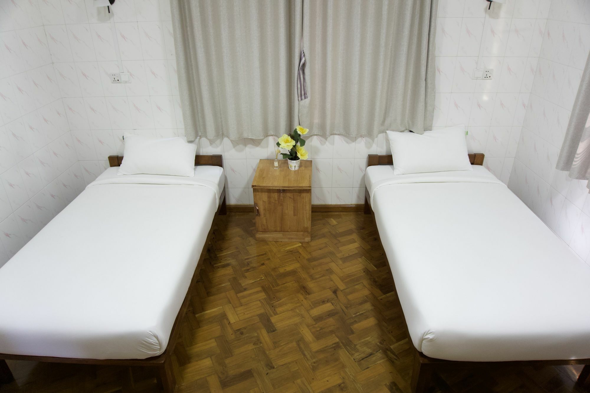 Celia Hostel Мандалей Екстериор снимка