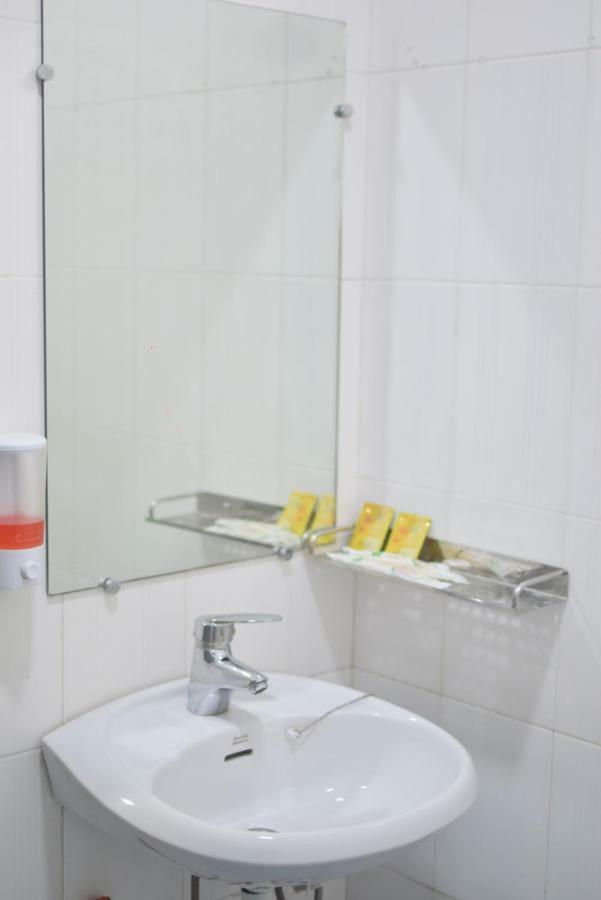 Celia Hostel Мандалей Екстериор снимка