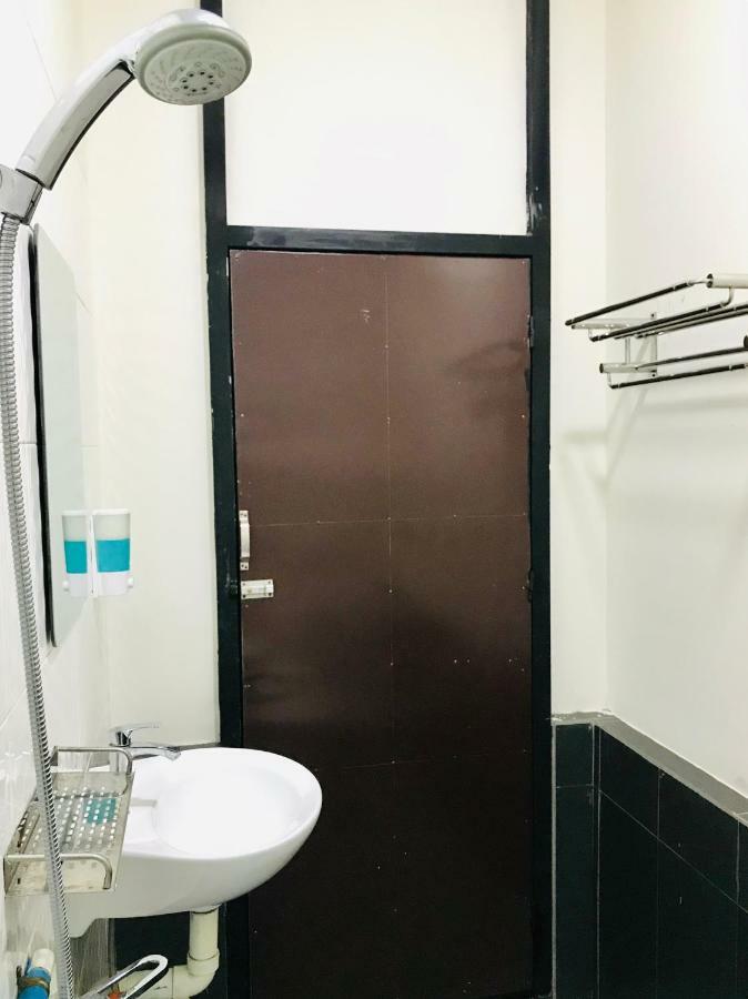 Celia Hostel Мандалей Екстериор снимка